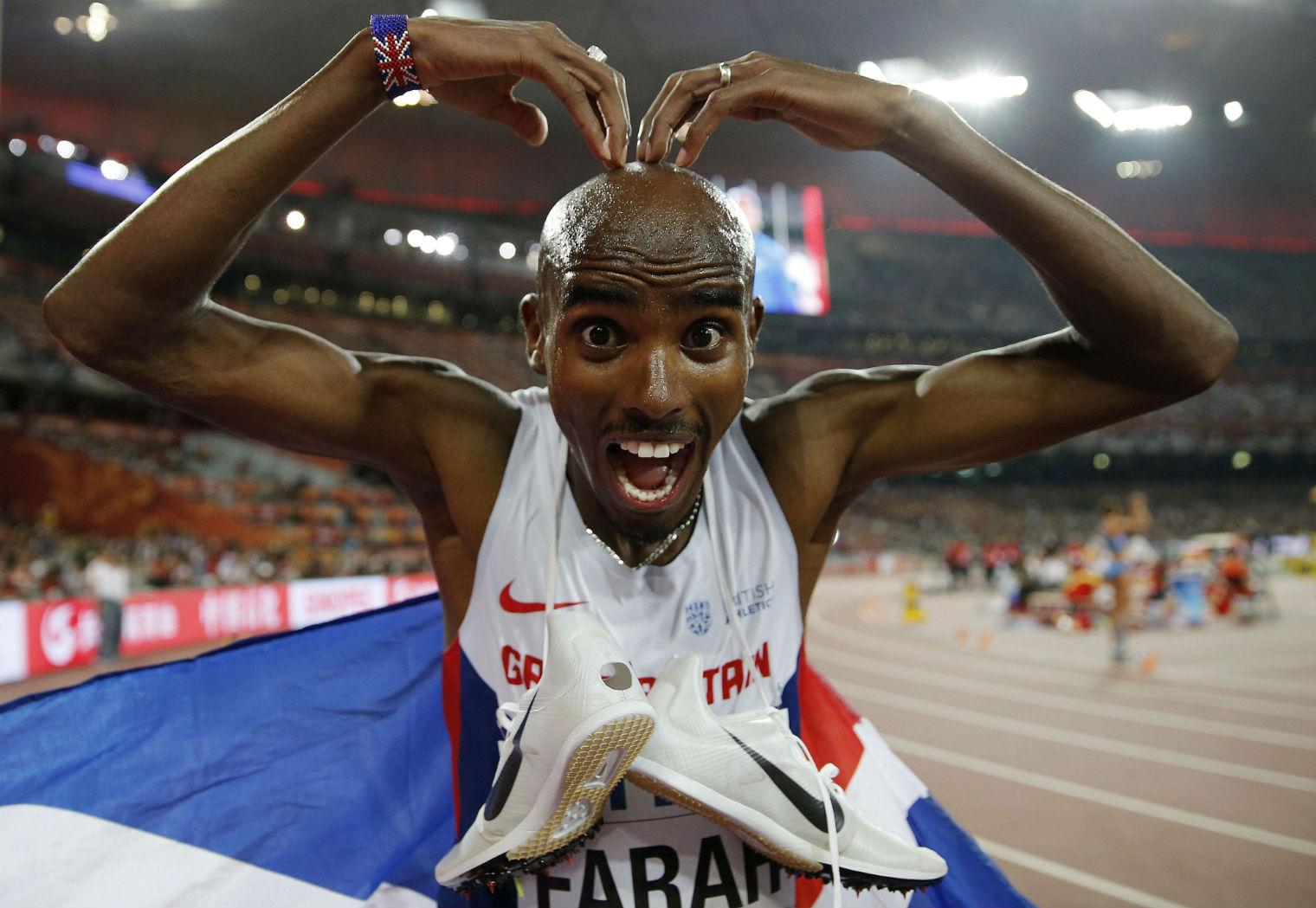 Mo Farah stops for a drink, wins 5,000m at World Championships anyway