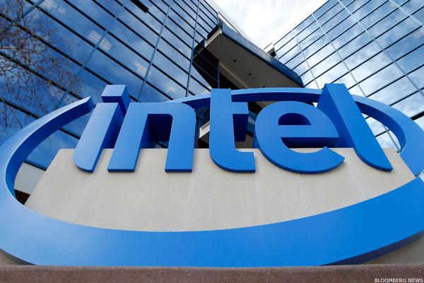Intel Shares Advance in After-Hours on Earnings Beat, Upbeat Guidance