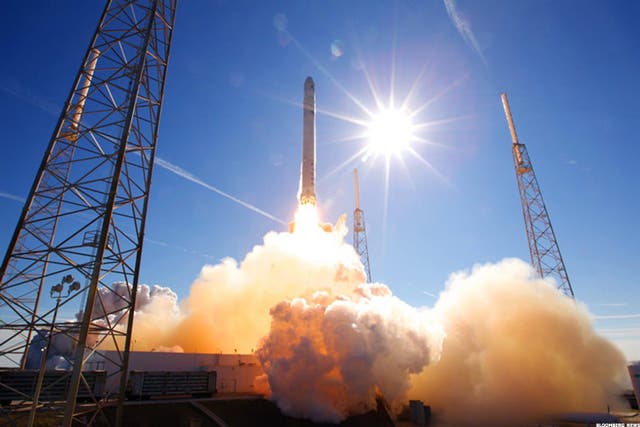SpaceX plans to fly two people to the moon next year
