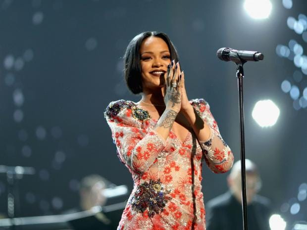 Hasil gambar untuk rihanna concert