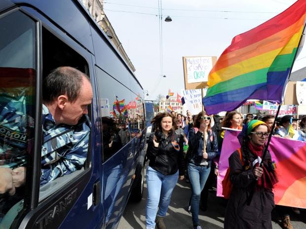 gay-march-russia-police.jpg