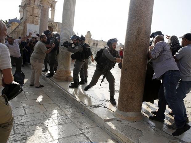 Картинки по запросу Police ban men under 50 from prayers at Jerusalem's holiest site