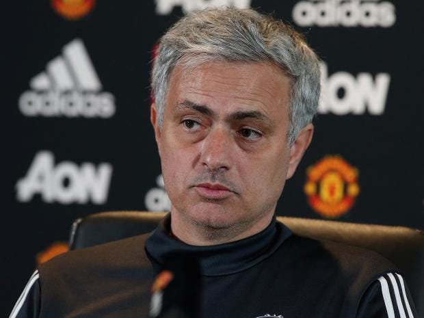Man Utd 0-1 West Brom: Thua đội chót bảng, Mourinho dâng cúp vô địch cho hàng xóm