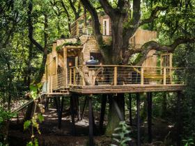 https://static.independent.co.uk/s3fs-public/styles/readmore_card/public/thumbnails/image/2017/07/05/21/0craftycamping-thewoodsmanstreehouse-back-oak-landscape2-0.jpg