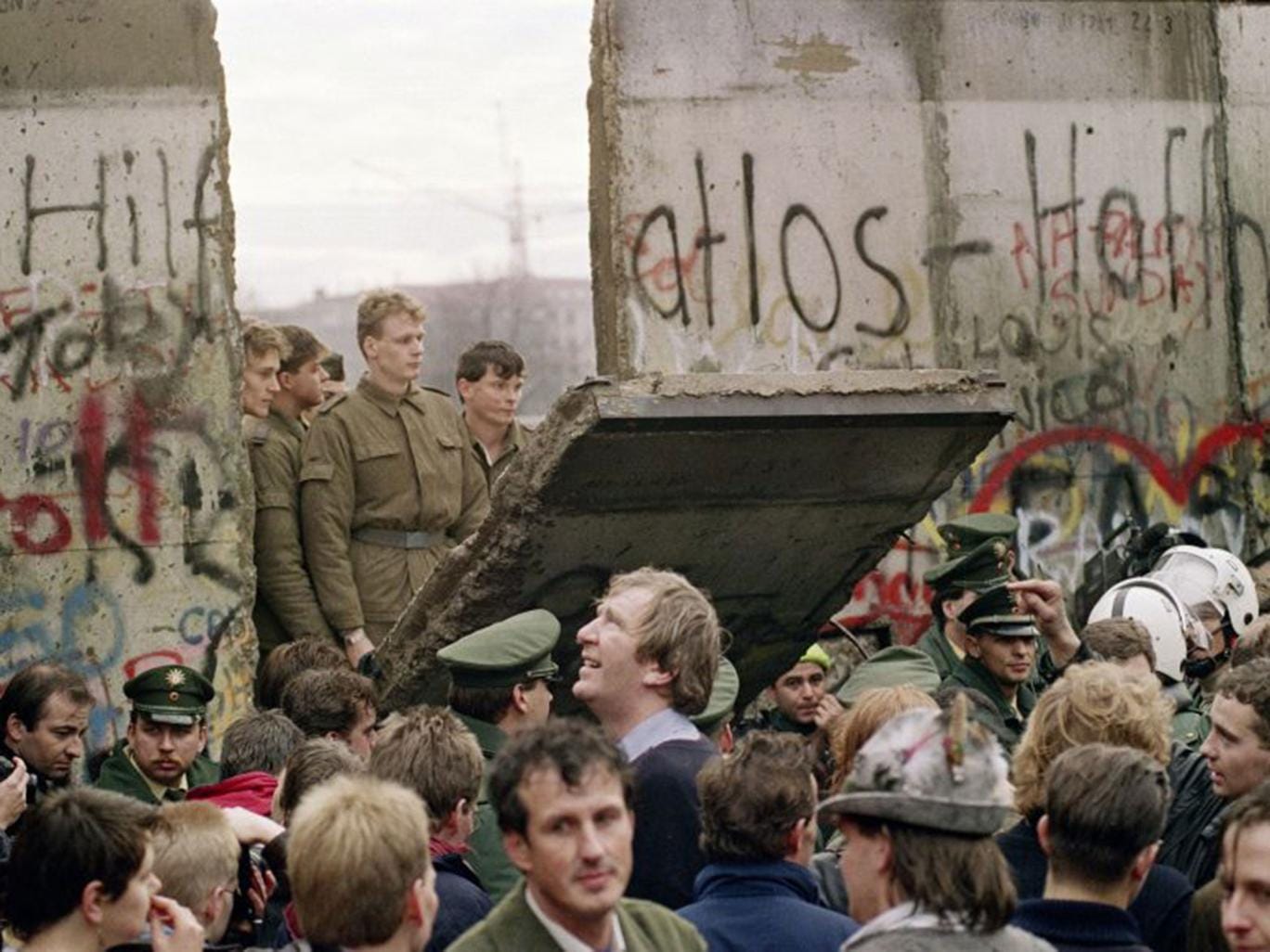 In what year the Berlin Wall was destroyed In what year the Berlin Wall was destroyed