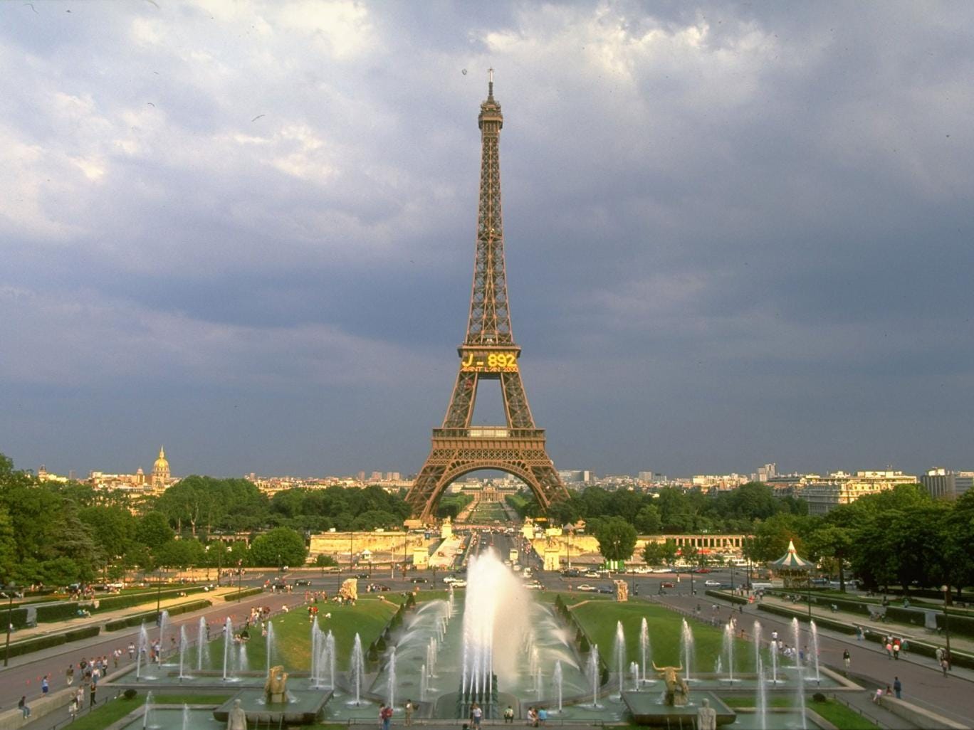 Eiffel Tower shut amid terror alert as suspect with large rucksack seen ...