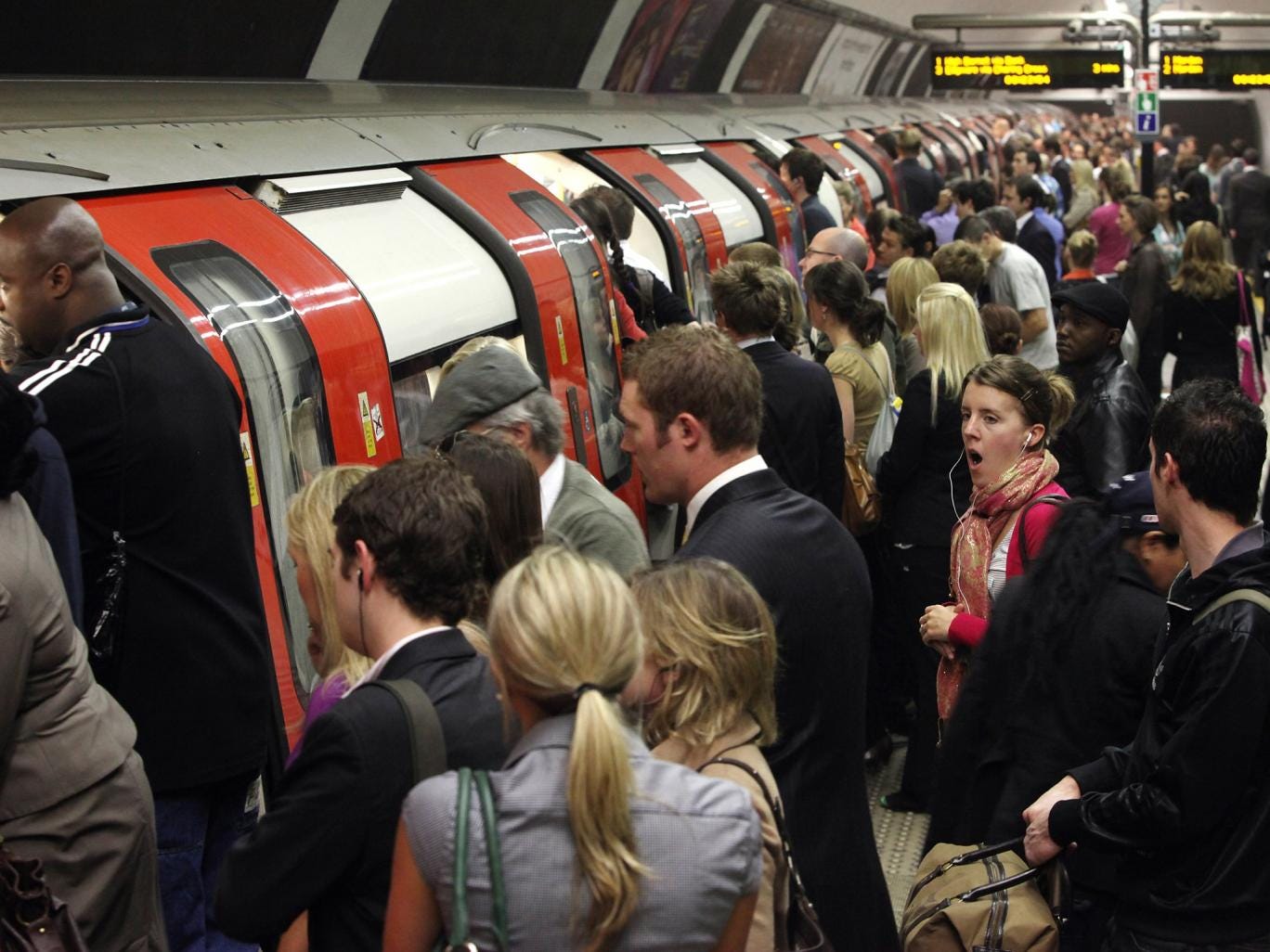 Crime On The London Tube: The Central Line Is THE WORST pics foto Crime On The London Tube: The Central Line Is THE WORST