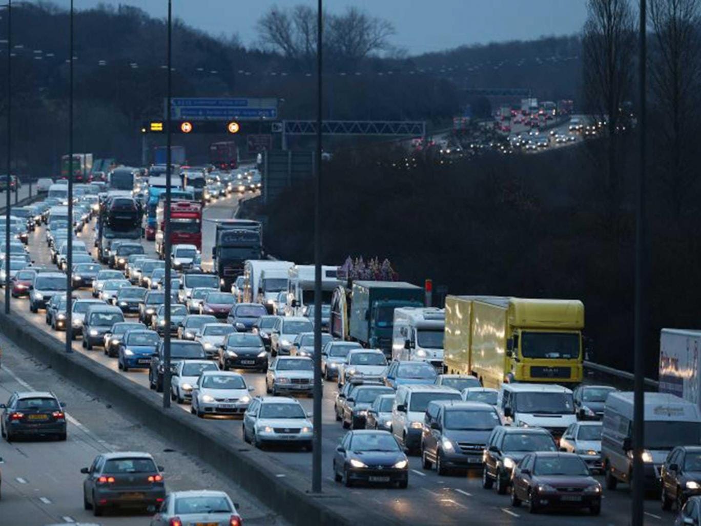 Putting Heathrow runway over M25 will be ‘cheaper and quicker’ Transport Secretary Chris Grayling says Biz54-M25-Traffic-Jam