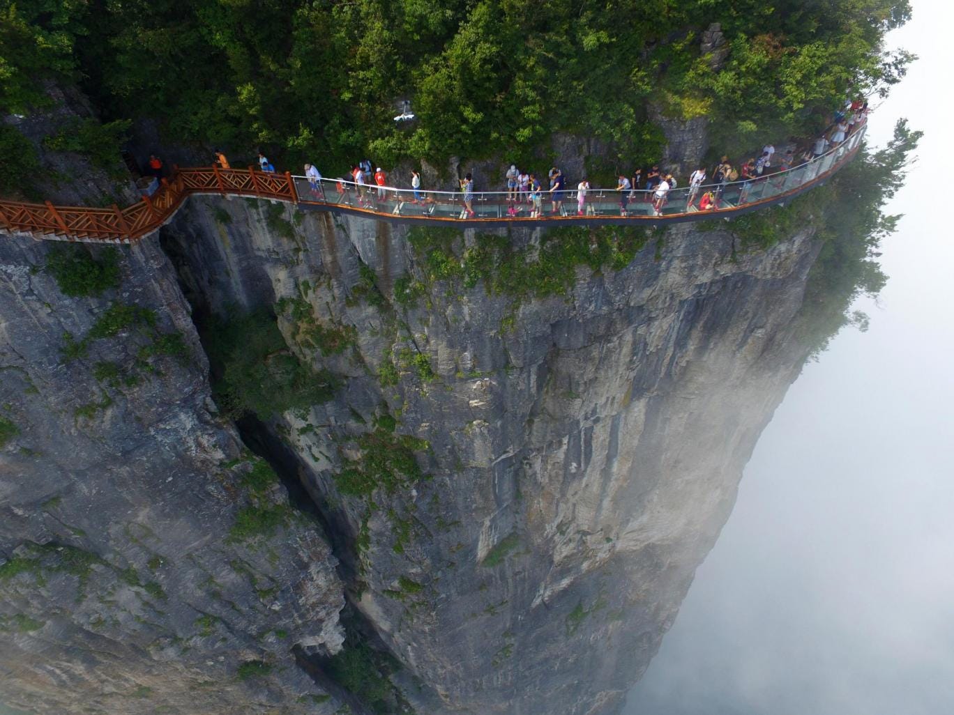 Sebuah lokasi dengan lantai kaca yang memberikan pemandangan dari ketinggian 6400 kaki.