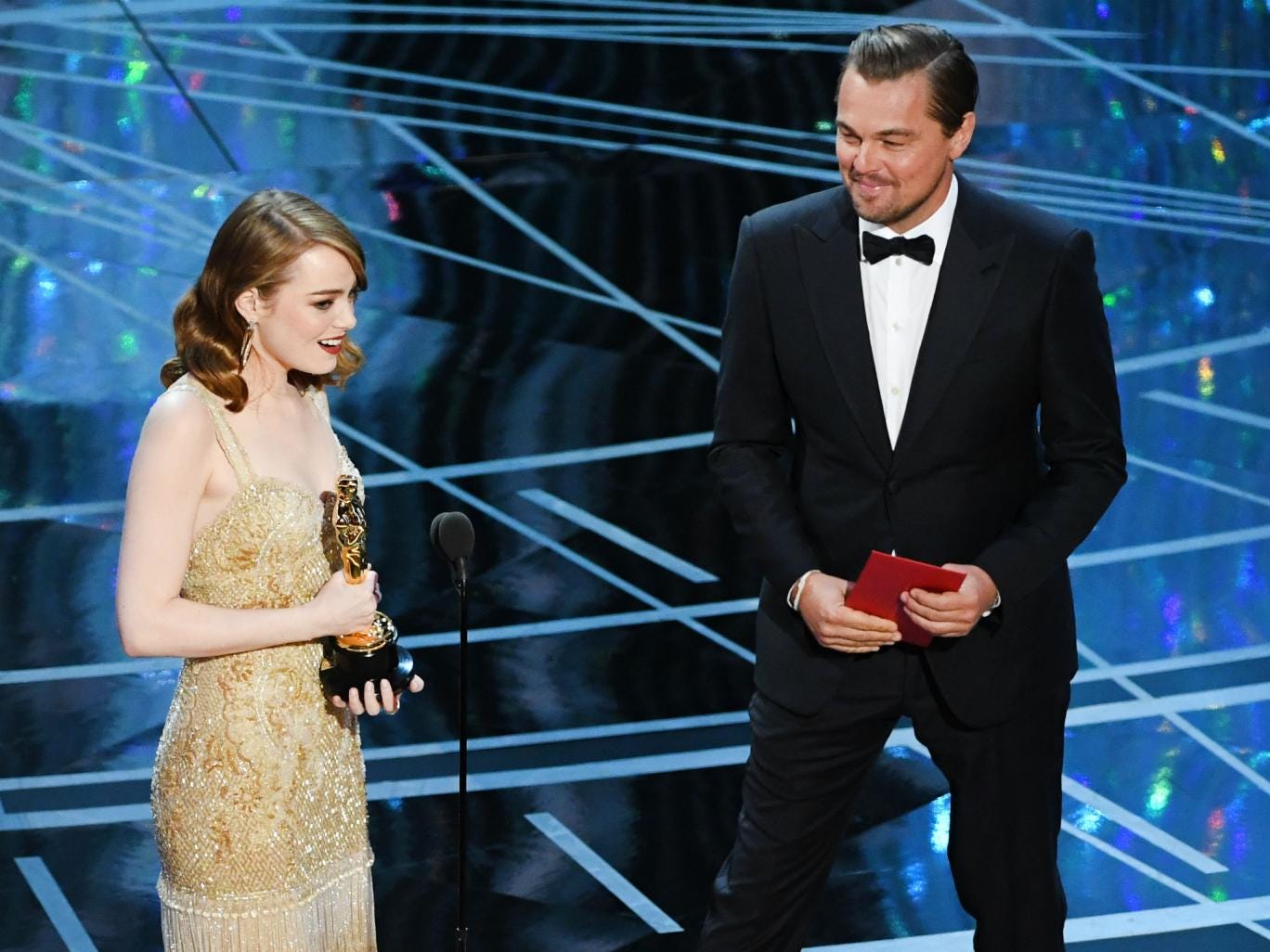 Leonardo DiCaprio menggenggam kartu pemenang