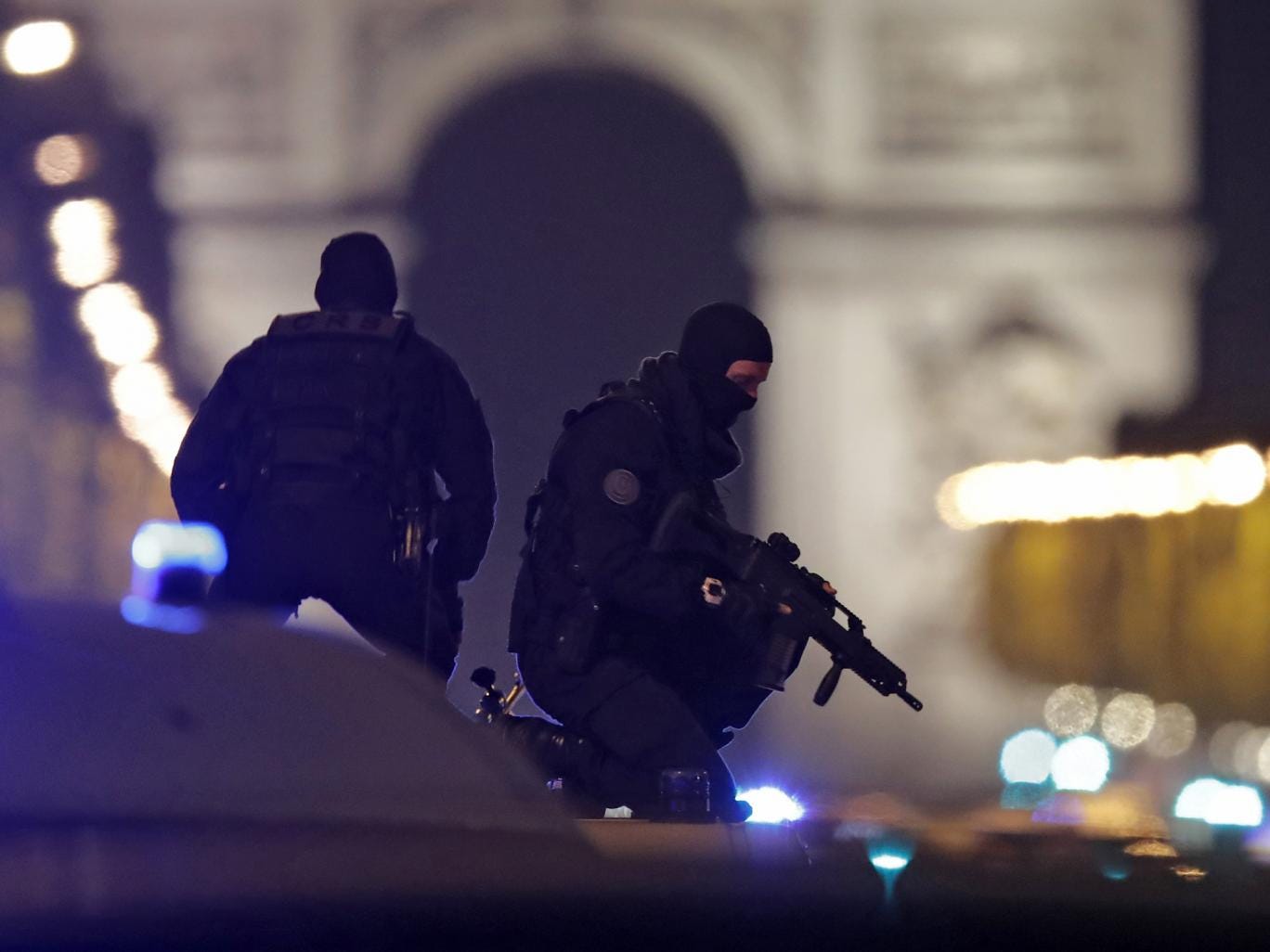 paris-champs-elysees-police.jpg