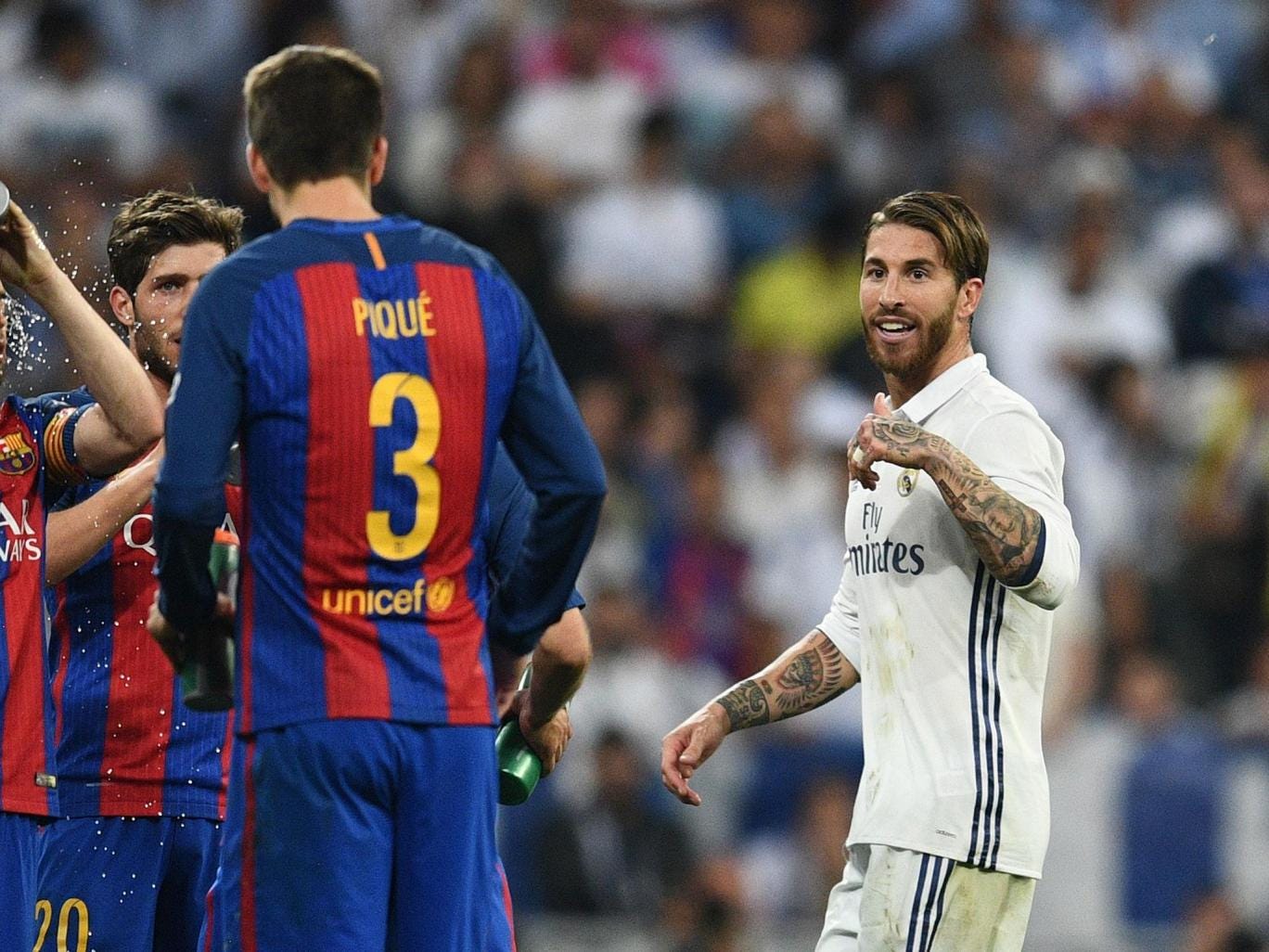 Sergio Ramos ketika berargumen dengan Gerard Pique