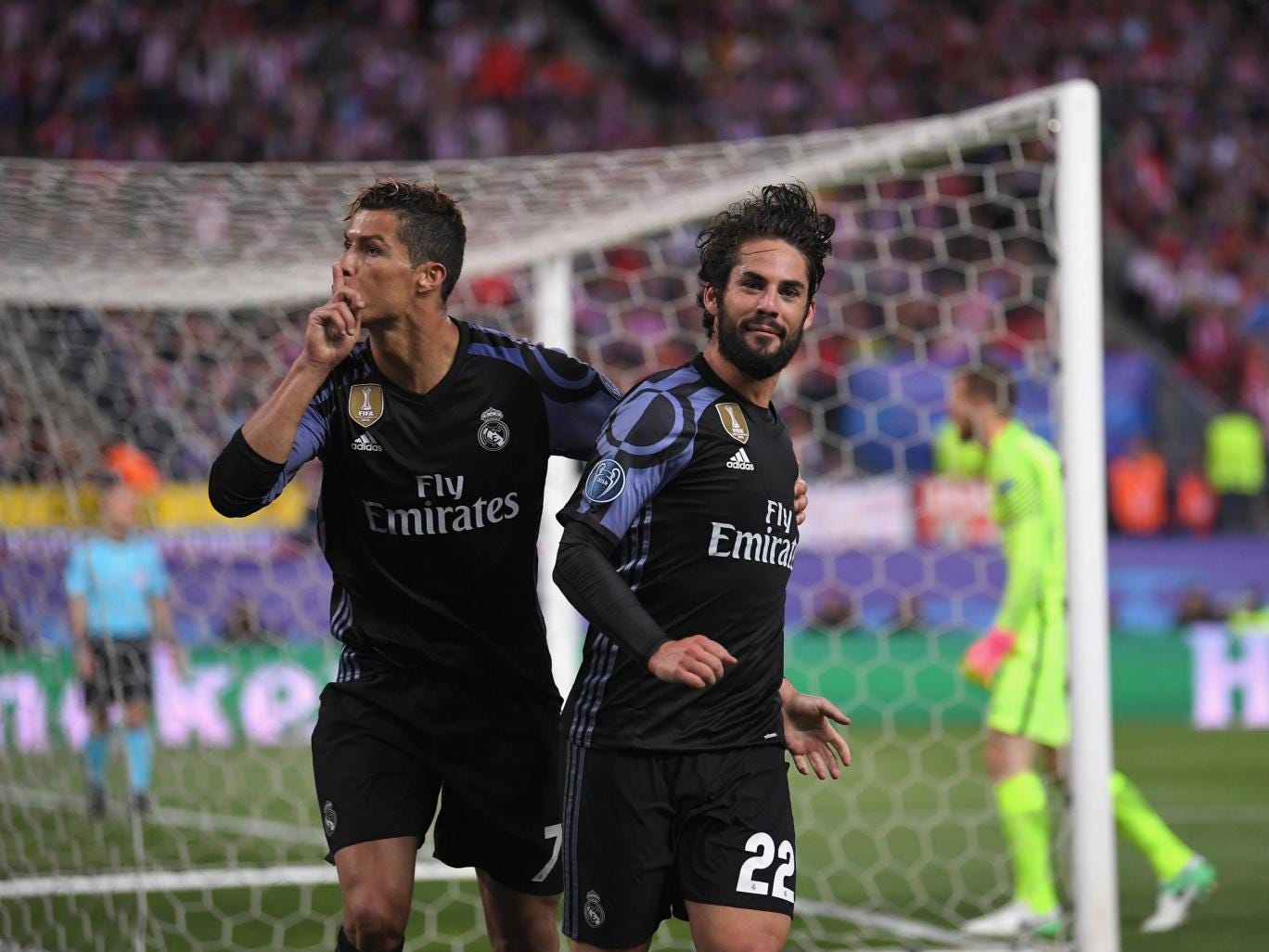 Cristiano Ronaldo festeggia Isco zittendo la curva avversaria. Il gol del 22 madridista è bastato a qualificare il Real Madrid per la finale di Champions League a Cardiff, foto: Getty