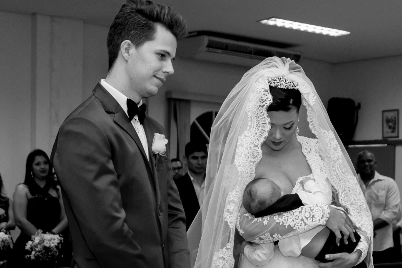 Bride Applauded For Breastfeeding Her Baby During Wedding Bride Applauded For Breastfeeding Her Baby During Wedding
