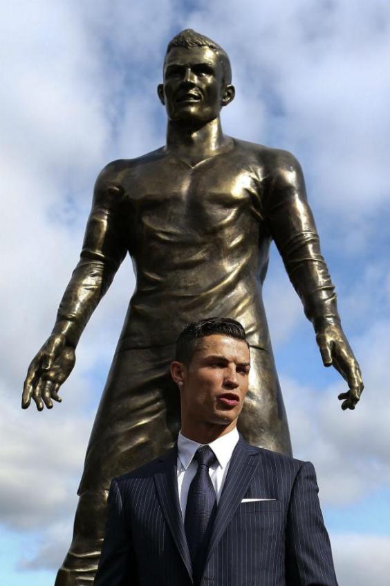 Giant Cristiano Ronaldo statue is erected | indy100