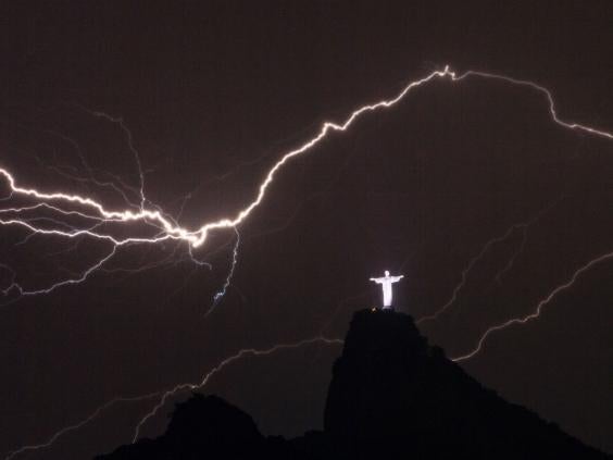 Lightning strikes Rio de Janeiro Jesus statue | Americas | News | The ...