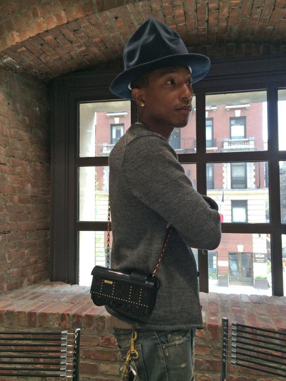 ONTD Original: Male Celebs Who Know How To Rock A Purse