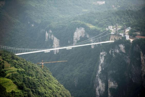 Jembatan kaca terpanjang dan tertinggi di dunia berada di Hunan