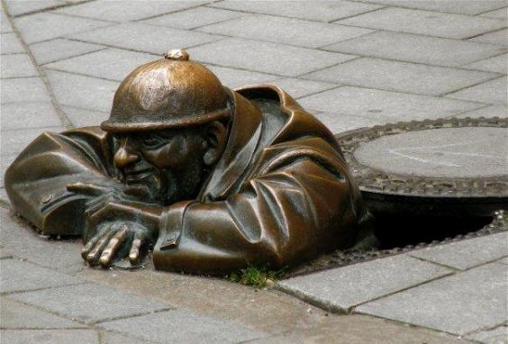 brat.cumil-.statue.jpg
