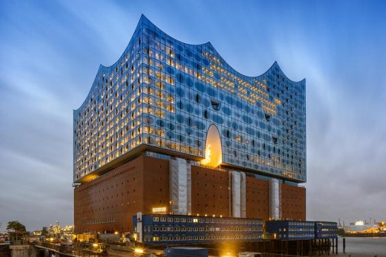 nordostansicht-der-elbphilharmonie-am-abend-raetzke-140815.jpg