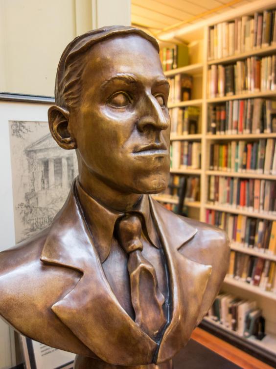 lovecraft-bust.jpg