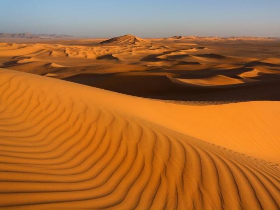 The largest hot desert in the world has an area of 3.552 million square miles, and spans 10 countries — Algeria, Chad, Egypt, Libya, Mali, Mauritania, Morocco, Niger, Sudan, and Tunisia. 