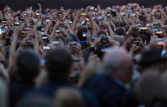 Smartphones-crowd.jpg