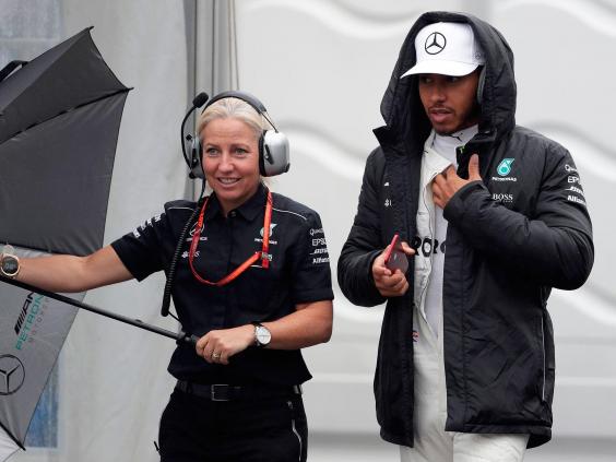 lewis-hamilton-japan-2.jpg“title =”lewis-hamilton-japan-2.jpg“> </div>
<p> <!-- END scald=5792921 --> </div>
<div>
<p>汉密尔顿做了最好的棘手的湿润条件(AFP) </p>
</div></div>
<p>设置在F1中始终是一个嗡嗡声,但是在这里,比起其他一些轨道来说,这是一个比较棘手的游戏,因为在无数角落中有很好的抓地力,并且没有足够的直线速度不会成为牺牲品那里的对手车速度比较快,因为它们的阻力较小。一旦汽车设置超过你,即使你可以离开他们也可能难以重新安置。</p>
<p>红牛再次在这里混合,丹尼尔·里卡多尔(Daniel Ricciardo)在维特尔早晨的速度上只打了0.375秒,但不像汉密尔顿,他担心这是一个非常高的下压力设置的产物,在长途直线上伤害了他的车</p>
<p>澳大利亚人说:“我们的步伐相当不错,但是我们仍然需要找到一个妥协的压力,我们将在这里跑下来。” “我们比较接近梅赛德斯和法拉利,所以不是一个糟糕的一天,但是我们知道他们总是会快一点,所以如果我们想在星期天和他们在干燥的时候和他们战斗,我们需要再找几十分,我想我们正在失去很多,我不认为这只是今天的引擎。</p>
<p>“看起来我们有更多的下压力,所以我们需要看看这对我们来说是最好的事情,或者我们可以找到一个更好的妥协与角落,然后直到”</p>
<div> <!-- scald=5792926:sdl_editor_representation --> </p>
<div> <img decoding=