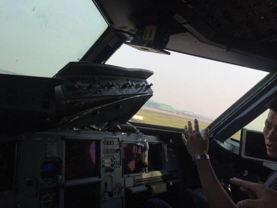 sichuan-airlines-cockpit-window.jpg