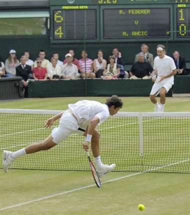Federer beats Ancic with another passing shot