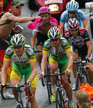 Landis (centre) approaches the finish of stage 15, Alpe d'Huez