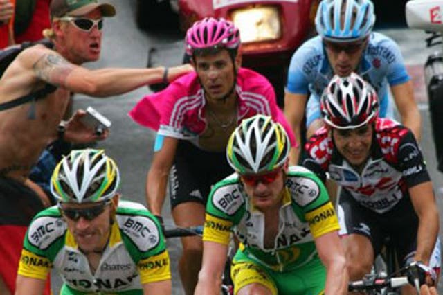 Landis (centre) approaches the finish of stage 15, Alpe d'Huez