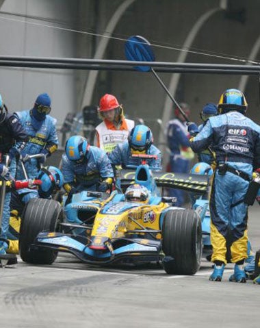 Renault mechanics service Alonso during the Chinese GP