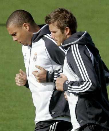 Beckham trains with Real Madrid team-mate Ronaldo