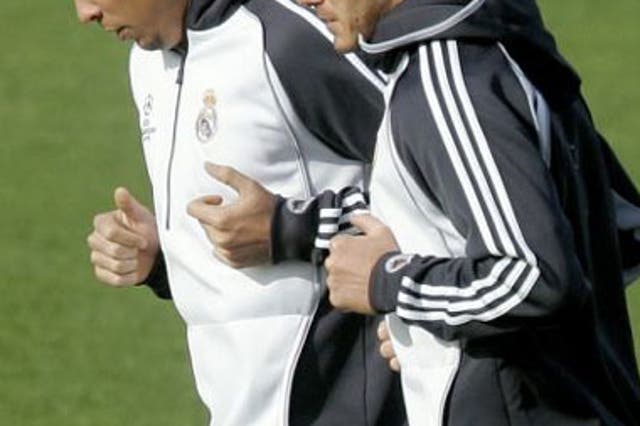 Beckham trains with Real Madrid team-mate Ronaldo