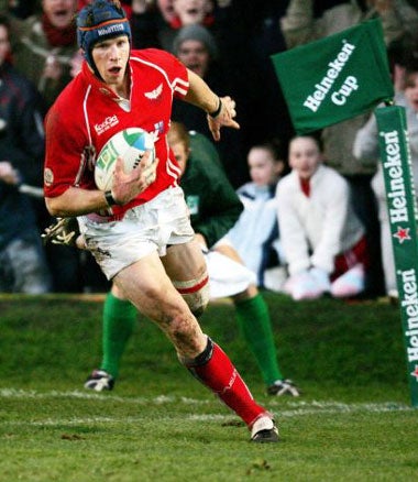 Scarlets flanker, Simon Easterby, goes over for the winning try