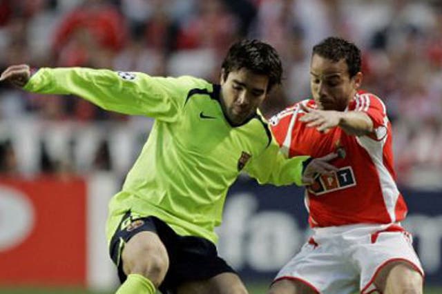 Deco resists Benfica defender Leo in the first leg