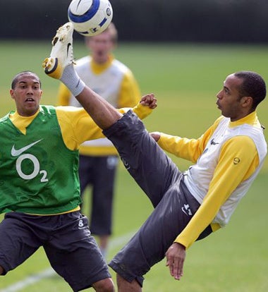 Henry (right) prepares for the semi-final against Villarreal