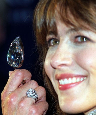 Sophie Marceau holds the De Beers Millennium Star that was once again a target for thieves