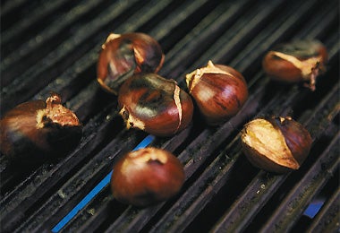 On an open fire:Skye likesto cook withhigh-qualitychestnuts fromsouthernEurope - ideal insalads © Lisa Barber