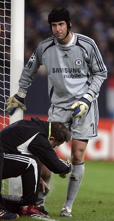 Cech recieves treatment before being substituted last night