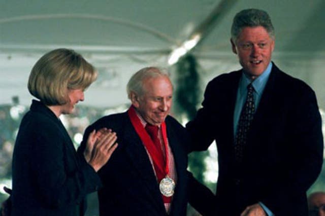 Terkel ispresented with theNational HumanitiesMedal by theClintons in 1997