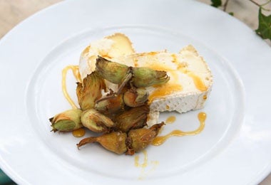 Wigmore cheese with cobnuts and honey © Lisa Barber
