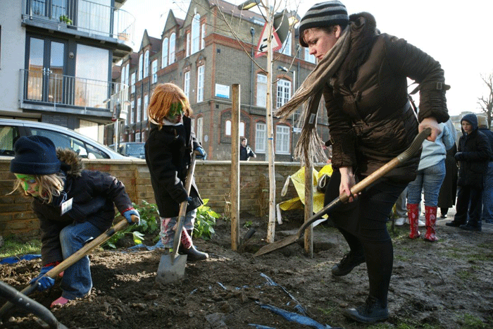 Mulch ado: Emma Townshend gets down and dirty with the Trees for Cities helpers © Andy Paradise