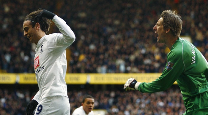 Tottenham scorer Berbatov celebrates as United goalkeeper van der Saar protests