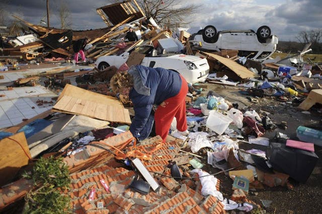 Colleen Conner salvages items at Bonnie Scott's house in Oxford, Mississippi © AP