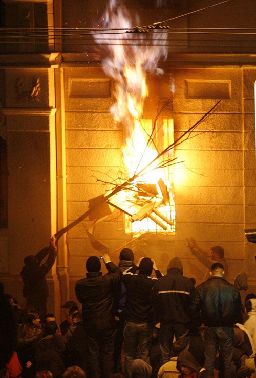 Serbians opposed to Kosovo's independence set alight the US embassy in Belgrade