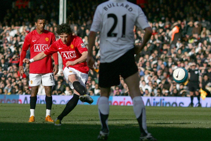 Owen Hargreaves curls in his first goal for United as Sir Alex Ferguson's men cruise to victory at Craven Cottage