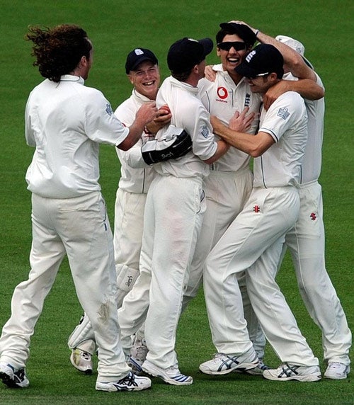England players flock to congratulate Alastair Cook on his stunning catch of Stephen Fleming