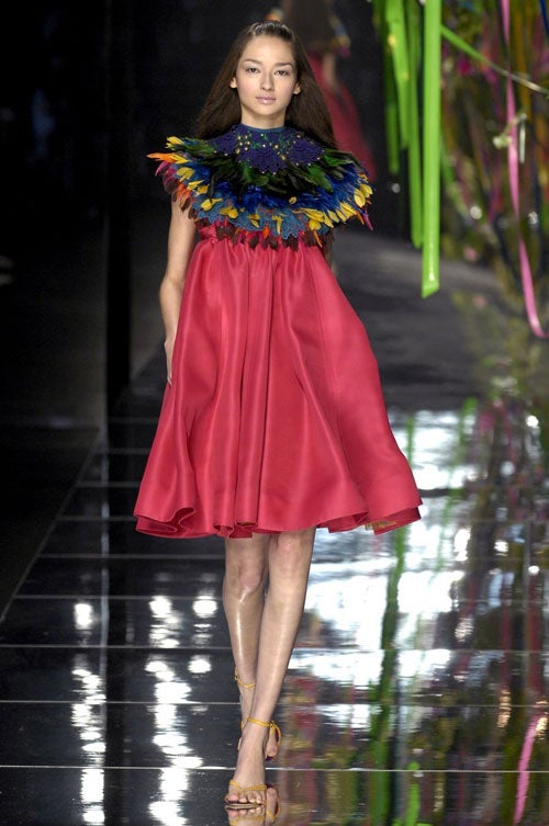 Kenzo: billowing A-line dresses sported necklines with a rainbow of feathers © Catwalking.com